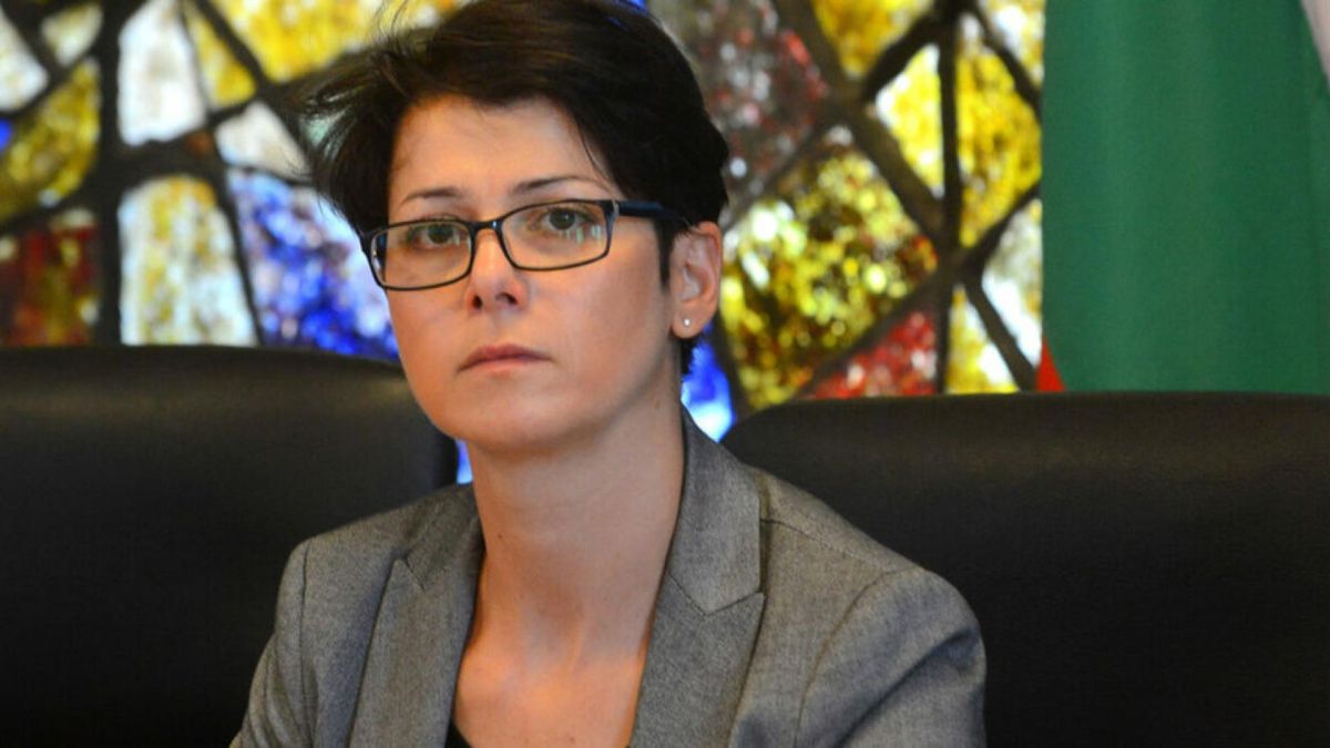 Почтената дама на Петков с невероятни обяснения за извършените нарушения
