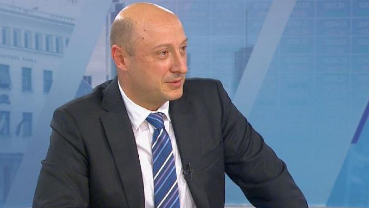 Финансовият министър обяви с колко пари планират да се вдигне минималната пенсия 