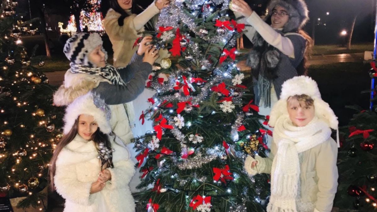 Магичните елхи на таланта грейнаха за трета година в центъра на София СНИМКИ