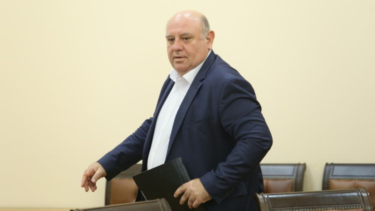 Скандална рокада във властта! Уволненият заради заседналия кораб началник, назначен на нов пост!