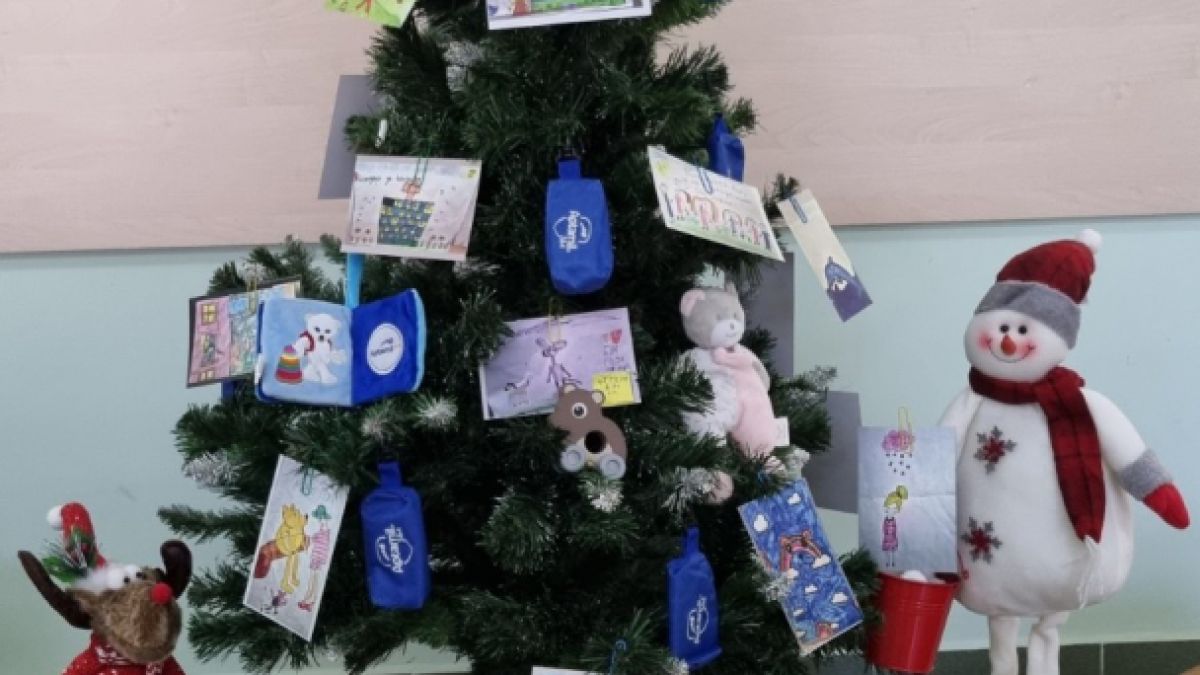 „Софиямед“ с коледни елхи, украсени с писма от излекувани пациенти от ковид