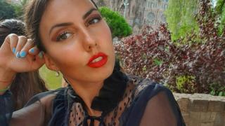 Очарователна актриса от кърджалийски театър не успя са сдържи сълзите си в софийски автобус