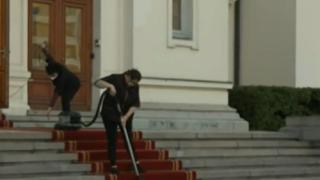 Истински шок за репортерка на Нова телевизия пред парламента СНИМКИ
