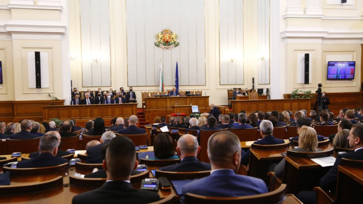 За първи път днес новите депутати ще...