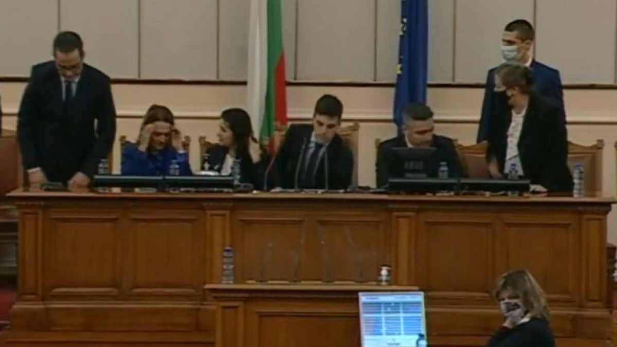 Кои са заместниците на Никола Минчев и кой и защо остана в страни на трибуната СНИМКИ