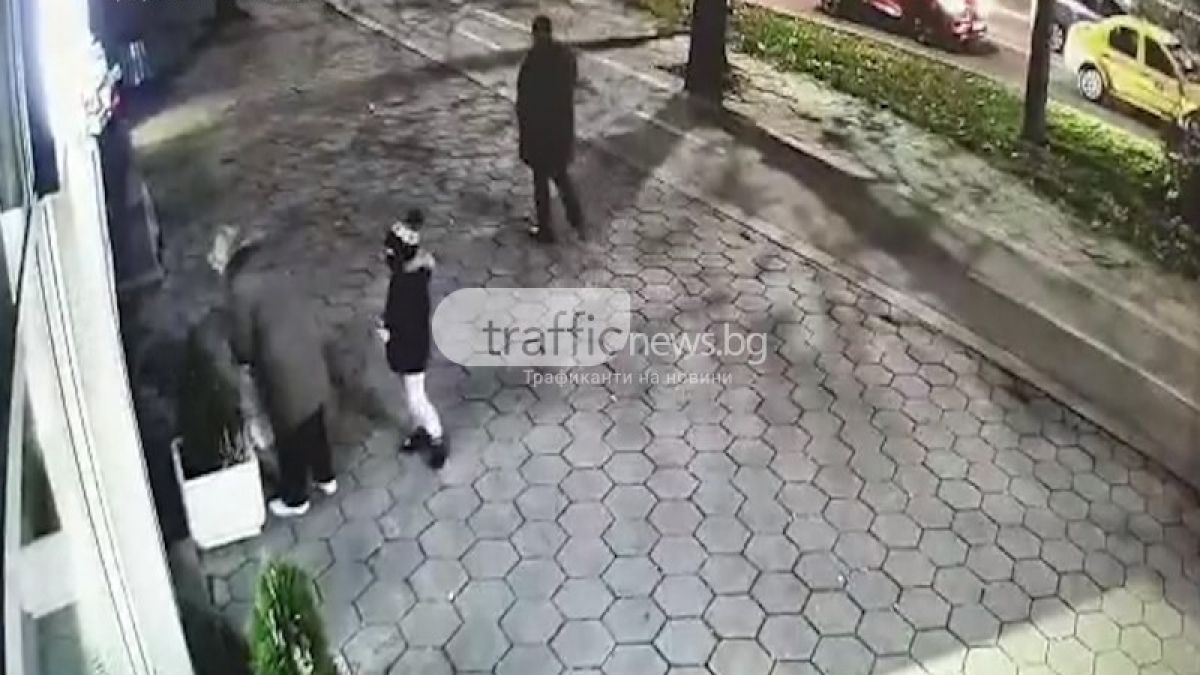 Баба учи внучето си как се краде в час пик в Пловдив ВИДЕО 