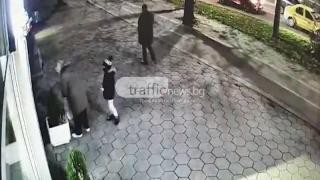 Баба учи внучето си как се краде в час пик в Пловдив ВИДЕО 