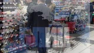 Фото бомба в БЛИЦ! Кандидат премиер пълни количка във "Фантастико"! 