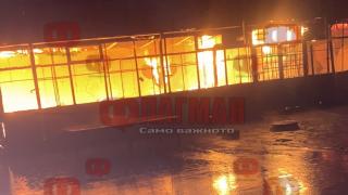 Лавина от огън поглъща училище в Карнобат! ВИДЕО