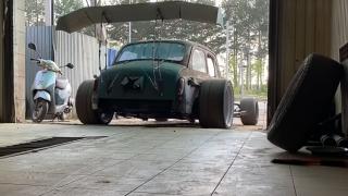 Уникално: "Гърбат" Запорожец е превърнат в хот род с V8 двигател ВИДЕО