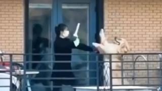 ВИДЕО запечата свирепа битка между ретривър и собственичката му