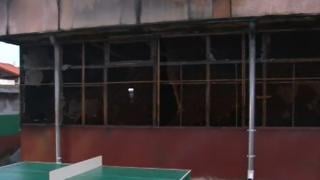 Ето какво остана от пламналия физкултурен салон на училище в Карнобат СНИМКИ