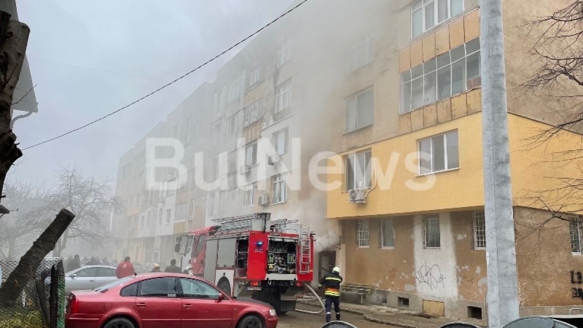 Огнен ад във Враца: Блок гори, хората не могат да излязат СНИМКИ