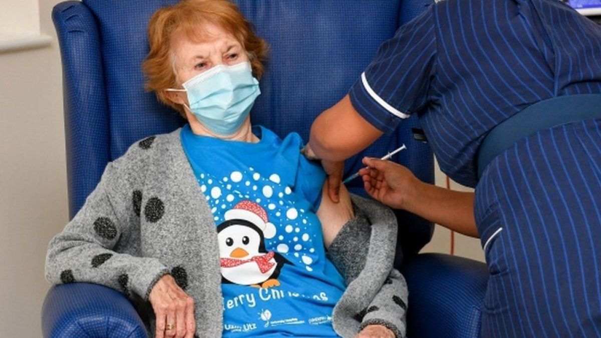 Ето какво сподели първата жена в света, ваксинирана срещу COVID-19 СНИМКИ