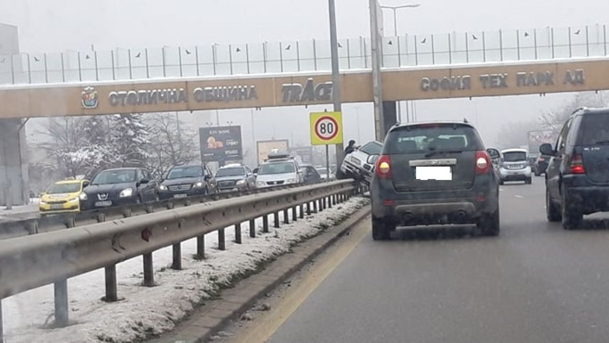 Първо в БЛИЦ! Зрелищен екшън с БМВ направи голяма беля на "Цариградско шосе" СНИМКИ