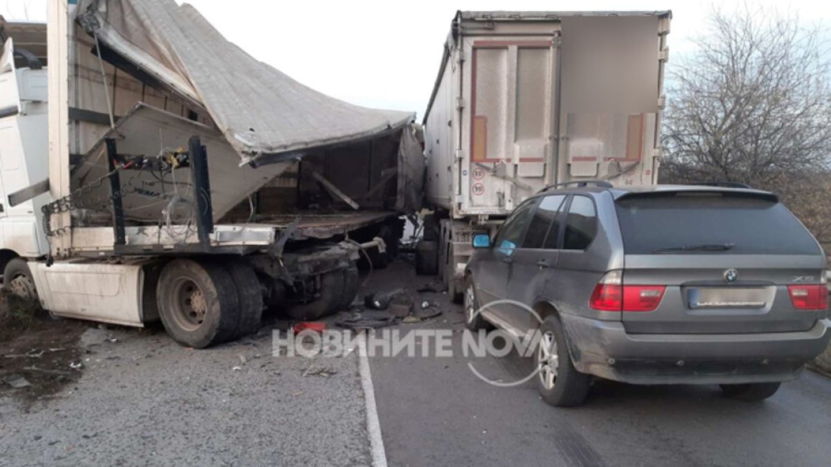 Два тира се помляха край Полски Тръмбеш, има ранен СНИМКИ