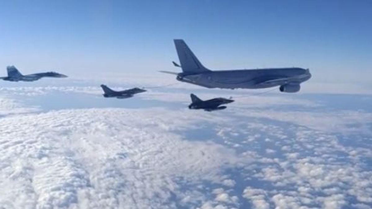 Зрелище: Руски Су-27 съпровождат 5 самолета на САЩ и Франция над Черно море ВИДЕО 