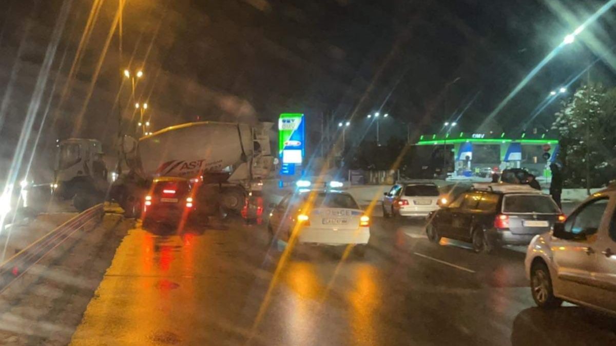 Адско меле по тъмна доба в София! "Ауди" е смачкано до неузнаваемост, а шофьорът му... СНИМКИ 