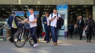 Важно! Удължиха безплатния роуминг в ЕС до...