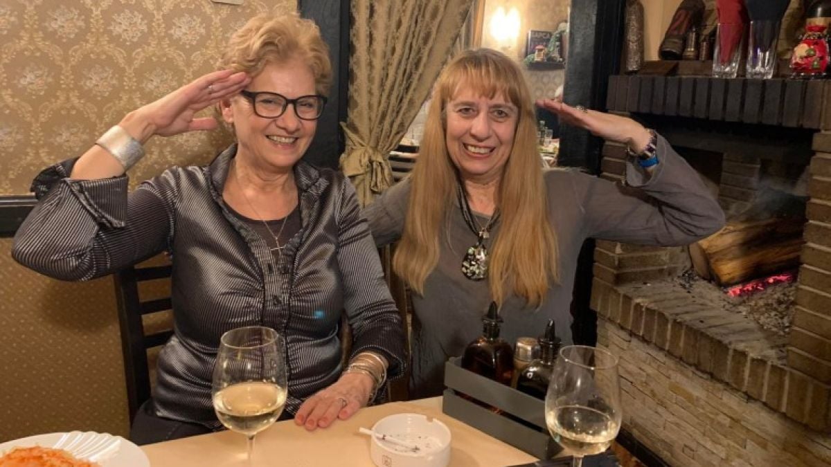 Комитова и пиарката ѝ на тежка разпивка по случай "добре свършената работа" СНИМКА