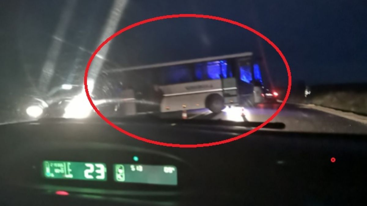 Извънредна ситуация с автобус край Осеново СНИМКА