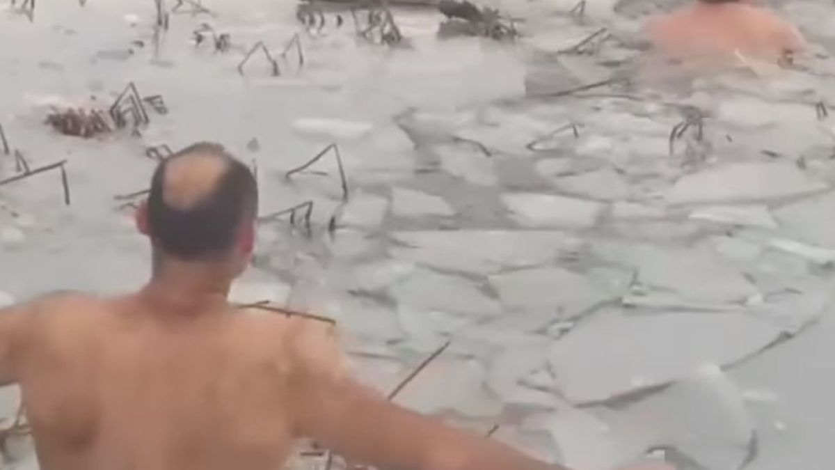 Полицаи наскачаха голи в замръзнало езерце, за да... ВИДЕО 