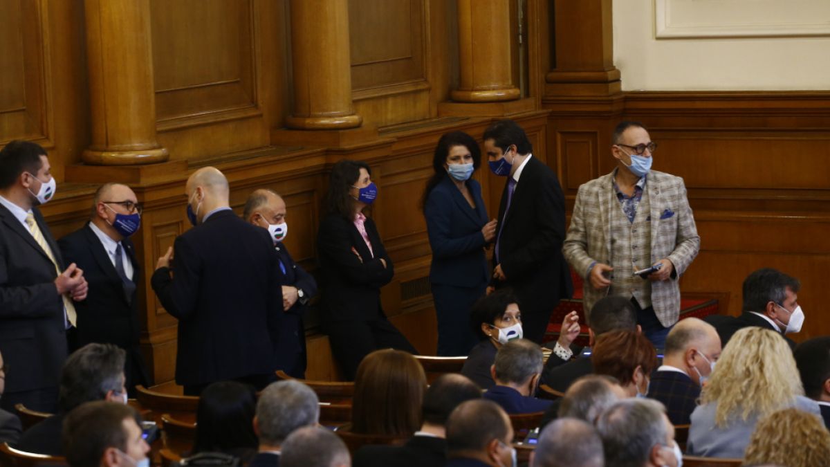 Депутатите се изпокараха заради... Малдивите