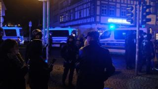 Напрежението ескалира! Протестиращи срещу К-19 мерките в сблъсък с полицията в германски град СНИМКИ