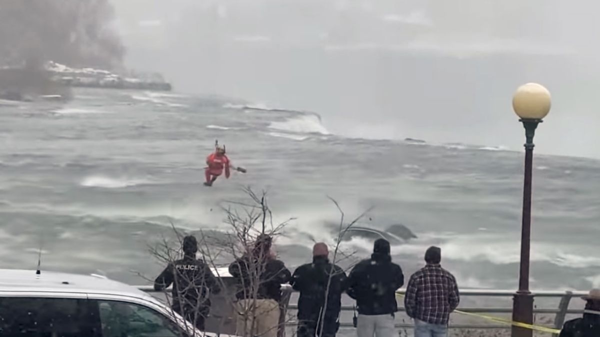 Автомобил скочи в Ниагарския водопад и ето какво се случи с шофьора му ВИДЕО