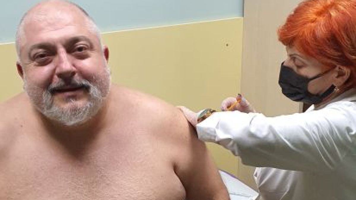 Ути Бъчваров се ваксинира срещу COVID-19 в ДКЦ „Софиямед“