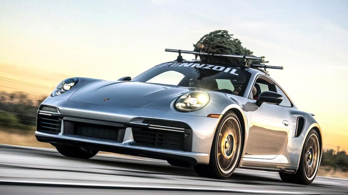 Бясна скорост: Porsche се опита да счупи рекорда за превоз на коледна елха ВИДЕО