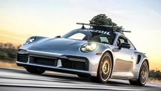 Бясна скорост: Porsche се опита да счупи рекорда за превоз на коледна елха ВИДЕО