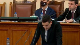 Млад депутат от ПП бра голям срам в парламента ВИДЕО 