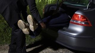 С коварна измама четирима качулати натикаха в багажник бивш гърменски зет, откараха го до язовир и...