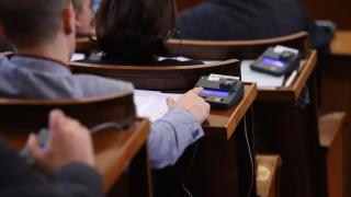 Скандално предложение за правилника на НС изпокара депутатите! 