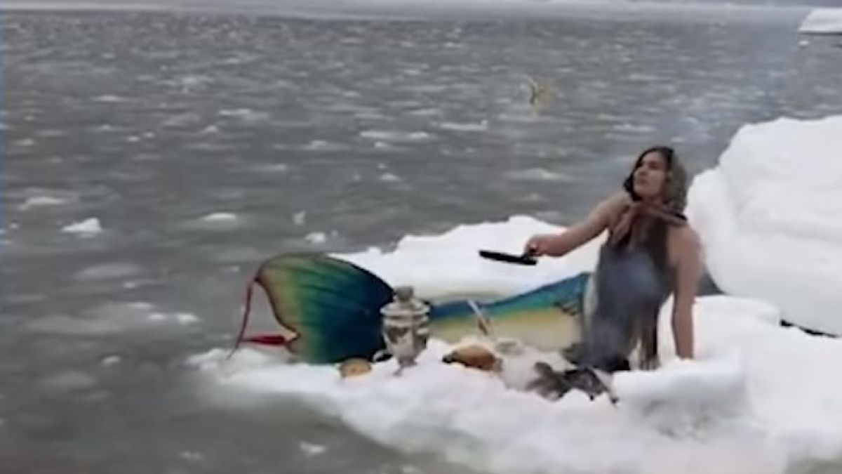 Млада рускиня шашна мрежата с изпълненията си в леда ВИДЕО