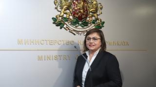 Нинова с апел да се спре прехвърлянето на акциите от Пловдивския панаир