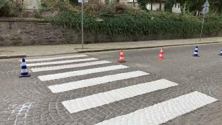Жена намери много пари на пешеходна пътека в Смолян, ето какво направи с тях