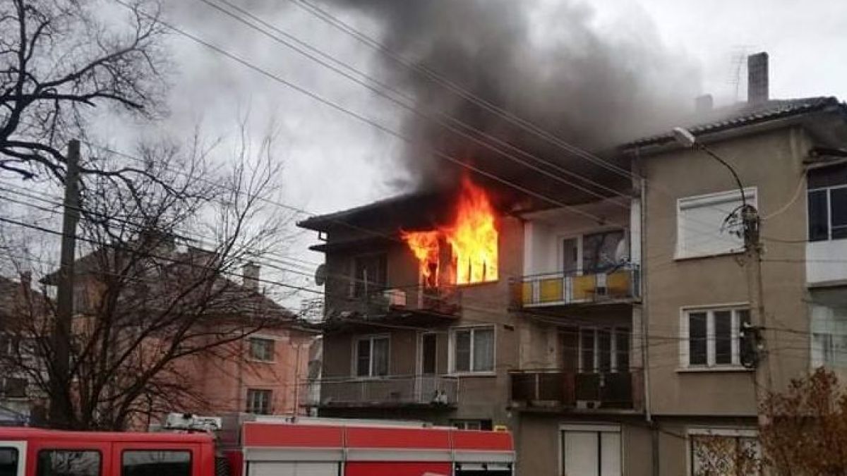 Огнен ад в Мездра: Жена загина под изгорял до пепел покрив ВИДЕО