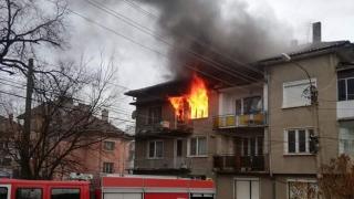 Огнен ад в Мездра: Жена загина под изгорял до пепел покрив ВИДЕО