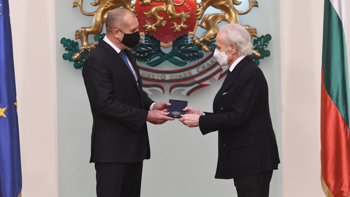 Румен Радев удостои с почетен знак световно величие СНИМКИ