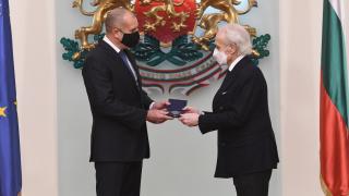 Румен Радев удостои с почетен знак световно величие СНИМКИ