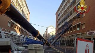 Строителни кранове рухнаха в Торино, има жертви ВИДЕО