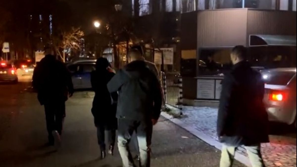 Появи се ВИДЕО как Кирил Петков ходи пеша с 2 автомобила на НСО