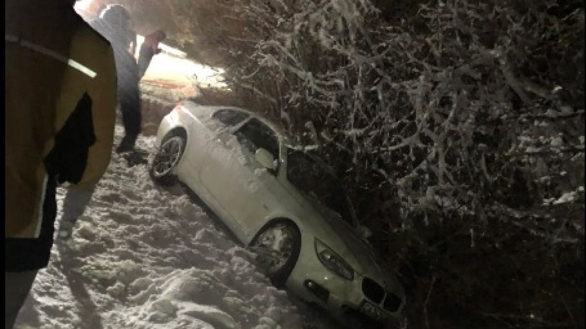 Инцидент с BMW по тъмна доба по пътя за "Копитото" СНИМКИ