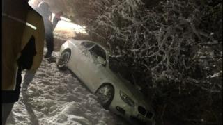 Инцидент с BMW по тъмна доба по пътя за "Копитото" СНИМКИ