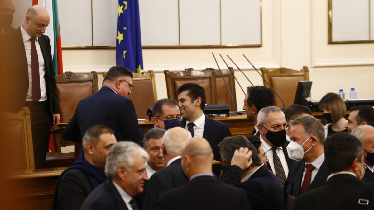 Журналист към кабинета "Петков": Ало, умните и красивите! Какво става, бе?