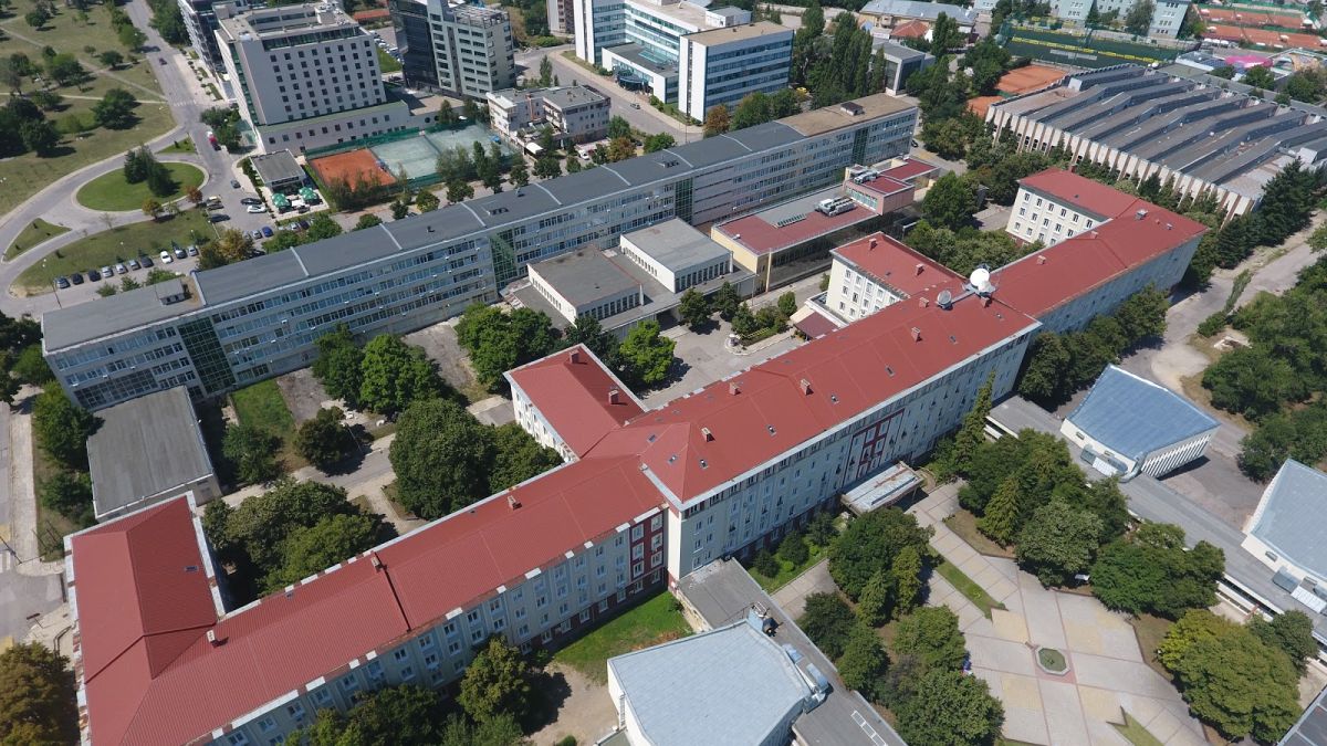 Юридически хватки оставят водещ университет без ръководство