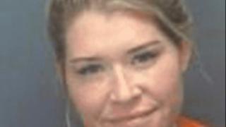 Загоряла блондинка прави див секс в тоалетна на заведение и сега си скубе косите