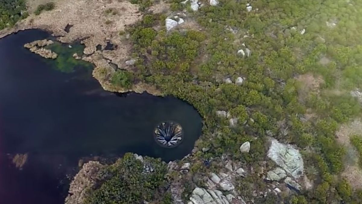 Мистериозната водна дупка в Португалия, която изумява туристите ВИДЕО